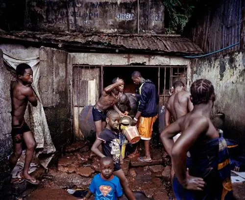 «Из [Вода - золото] (https://www.mustafahabdulaziz.com/water-in-sierra-leone)»