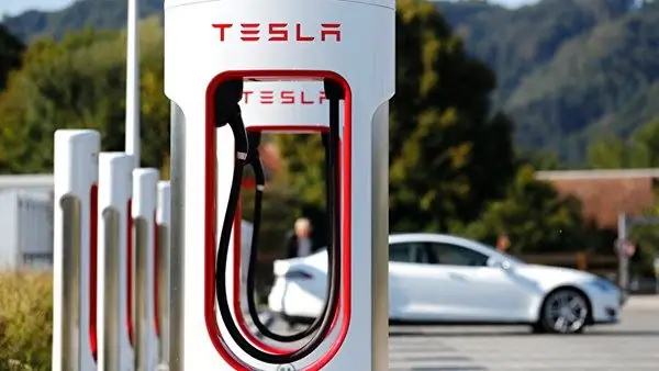 Tesla открывает зарядные станции для других автомобилей