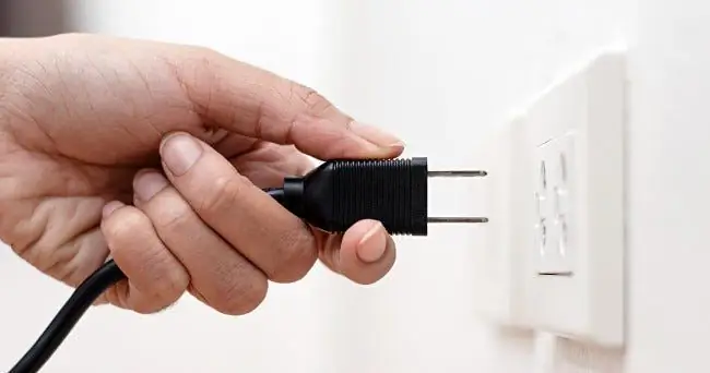 Кто-то подключает или отключает шнур питания переменного тока