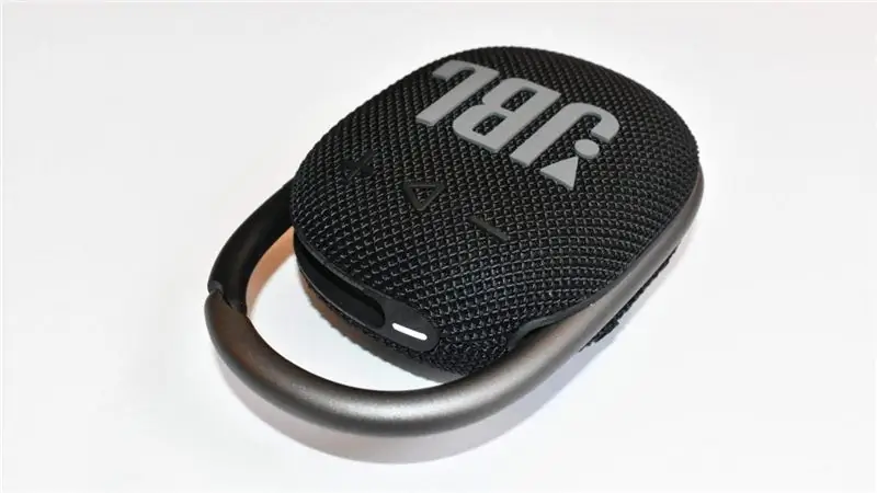 JBL Clip 4 под углом, чтобы показать индикатор питания и утопленный рычаг fordclip