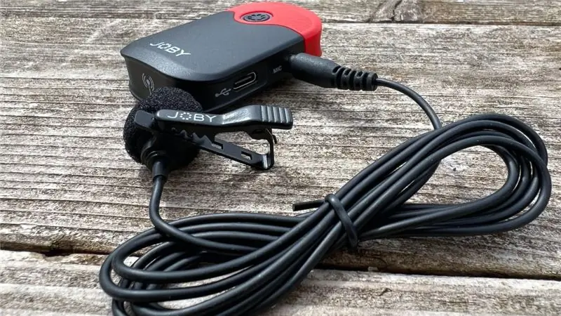 Включенный петличный микрофон, подключенный к передатчику Wavo Air