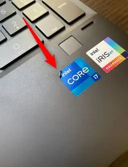 Отклеивание уголка наклейки