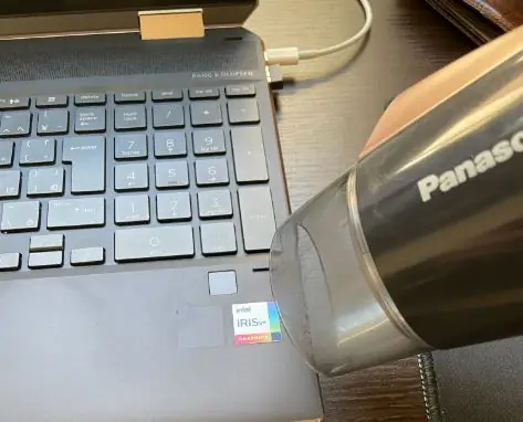 Использование фена, чтобы нагреть наклейку