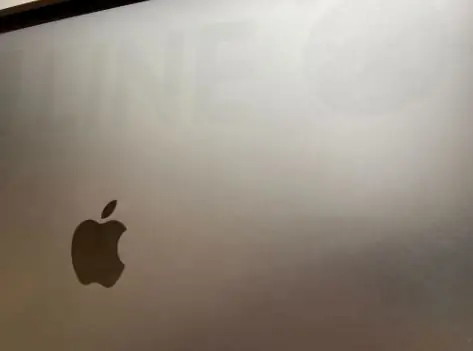 Фотография ноутбука после удаления наклеек и клея