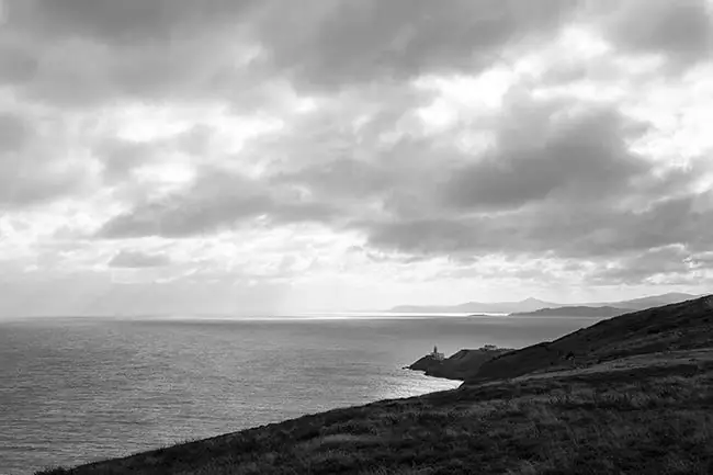 черно-белое фото маяка