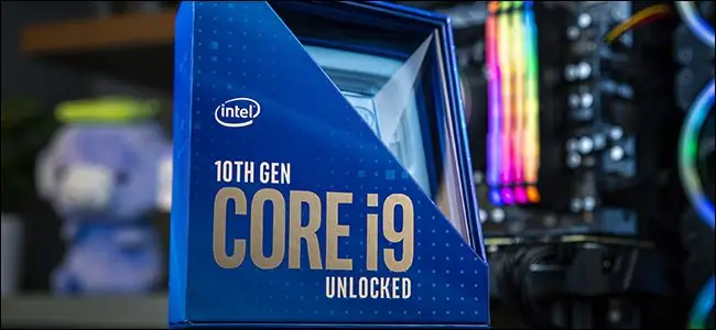 Синяя упаковка процессора Intel 10-го поколения на фоне настольного ПК Синяя упаковка процессора Intel 10-го поколения на фоне настольного ПК