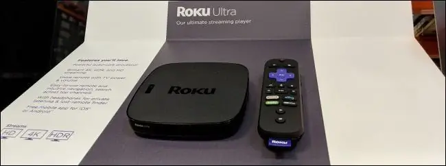 Roku Ultra и пульт дистанционного управления на полке