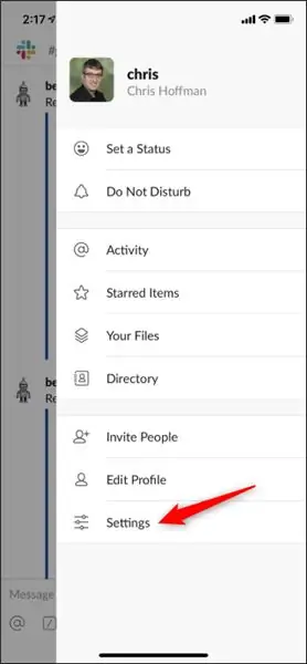 Откройте экран настроек из меню боковой панели в Slack на iPhone Откройте экран настроек из меню боковой панели в Slack на iPhone