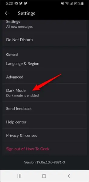 Параметр Slack Dark Mode включен в настройках на телефоне Android Параметр Slack Dark Mode включен в настройках на телефоне Android