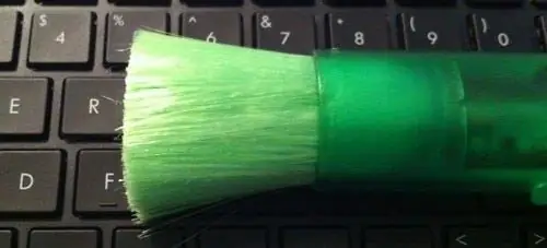 Щеточка для удаления пыли с клавиатуры