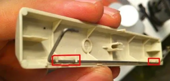 Осмотрите металлическую планку под клавишей пробела на наличие мусора