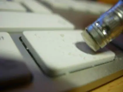 Используйте ластик для карандашей, чтобы удалить следы