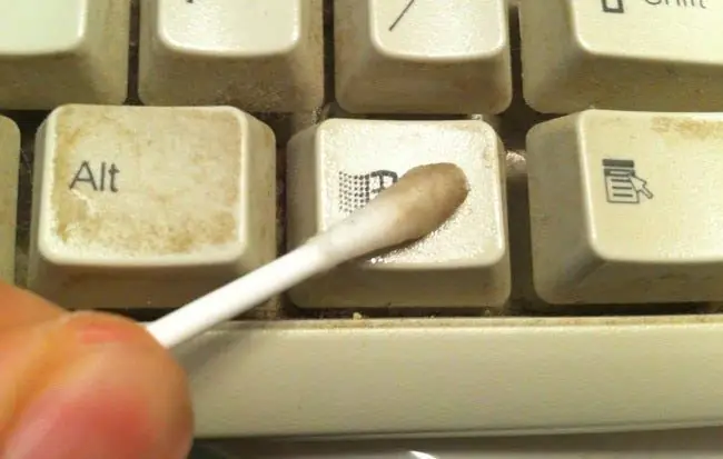 Используйте Q-Tip, чтобы вытереть грязь