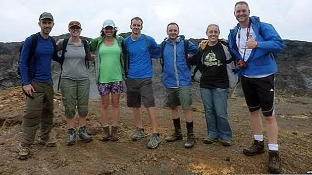 Как упоминалось выше, команда состоит из шести человек - французского астробиолога, немецкого физика и четырех американцев - архитектора, пилота и ученого-почвоведа. Эта программа под названием «Аналитика и моделирование освоения космоса на Гавайях» (HI-SEAS) стоит около 1,2 миллиона долларов. По словам главного исследователя Кима Бинстеда, «это очень дешево для космических исследований. Это действительно недорогое по сравнению со стоимостью космической миссии, которая идет не так, как надо ».