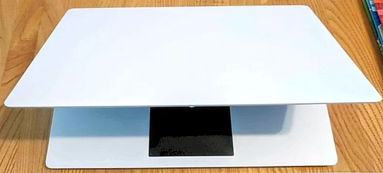 Ноутбук имеет встроенную 0,3-мегапиксельную веб-камеру и пару микрофонов, естественно, качество изображения низкое, но это что-то.