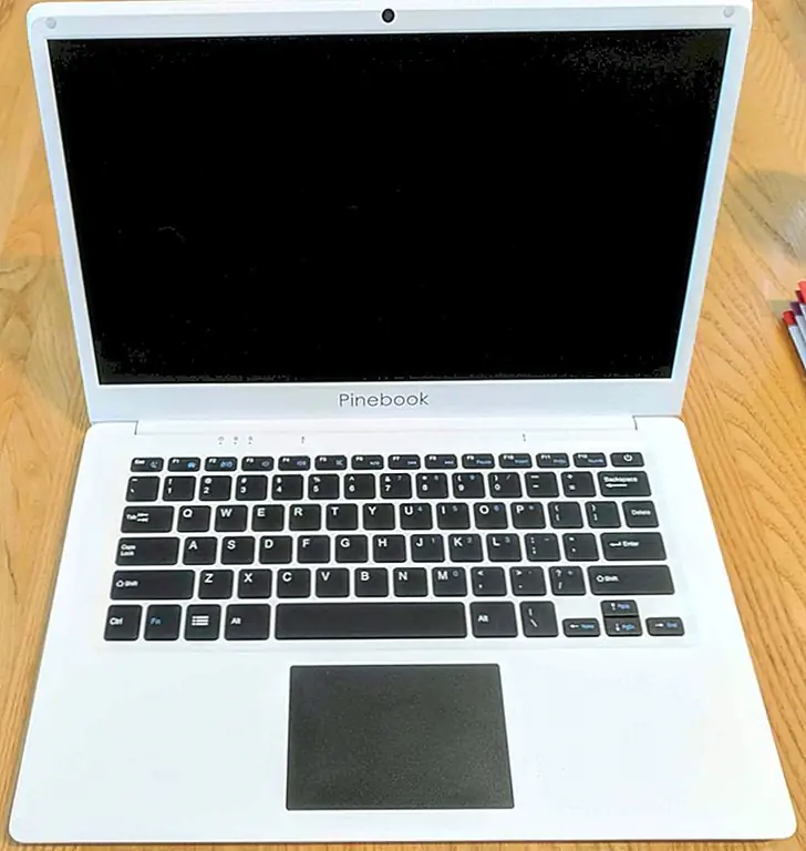 В духе честности следует знать, что PINE64 действительно прислал нам 14-дюймовый PINEBOOK для проверки. Несмотря на это, я хочу прояснить, что Fossbytes не получил никакой компенсации за этот обзор. Ниже отражено мое честное мнение об этом продукте, и если кто-то не согласен, вы можете сообщить нам, почему в комментариях ниже или на Facebook.
