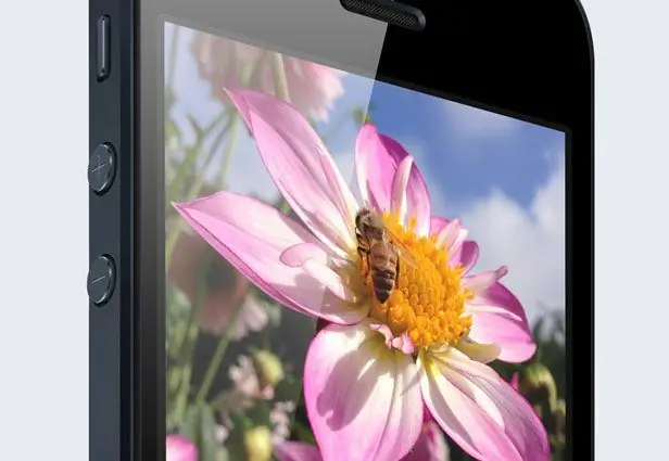 Самым заметным изменением в новом iPhone является его большой 4-дюймовый экран. Экран на самом деле не шире, чем предыдущий, а расширяет изображение по ширине до 16: 9. Его разрешение составляет 1136 x 640 пикселей - это не совсем высокое разрешение, но плотность пикселей остается той же - что Apple называет дисплеем сетчатки. Более высокий экран позволяет разместить пять рядов приложений (плюс постоянный ряд снизу), и Apple говорит, что его цвета тоже лучше