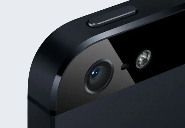 IPhone 5 также имеет больше возможностей камеры. Задняя камера iSight по-прежнему имеет 8 мегапикселей, но теперь есть встроенный панорамный режим, который может объединять множество фотографий в одно 28-мегапиксельное изображение - возможность, поступающая в iPhone 4S в iOS 6. Также говорят, что камера работает на 40% быстрее с лучшей производительностью при слабом освещении и улучшенной стабилизацией изображения для видео. Наконец, фронтальная камера теперь является HD FaceTime