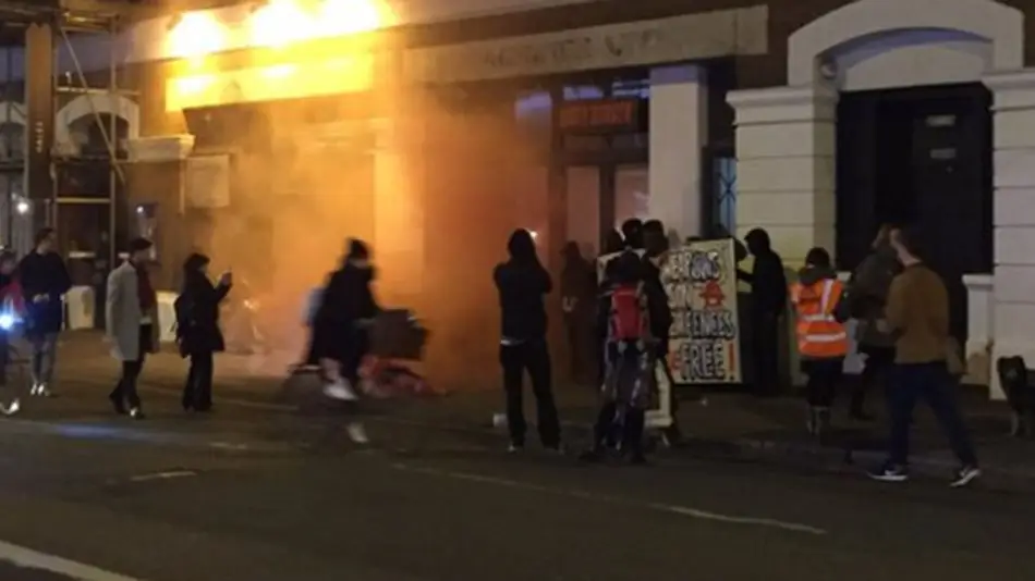 Протестующие в Кале взрывают дымовые шашки на французском мероприятии в Лондоне