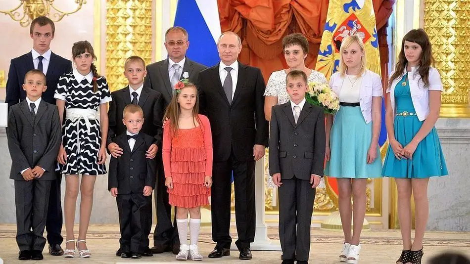 Владимир Путин сделал очень нормальные и не неловкие фотографии с русскими семьями
