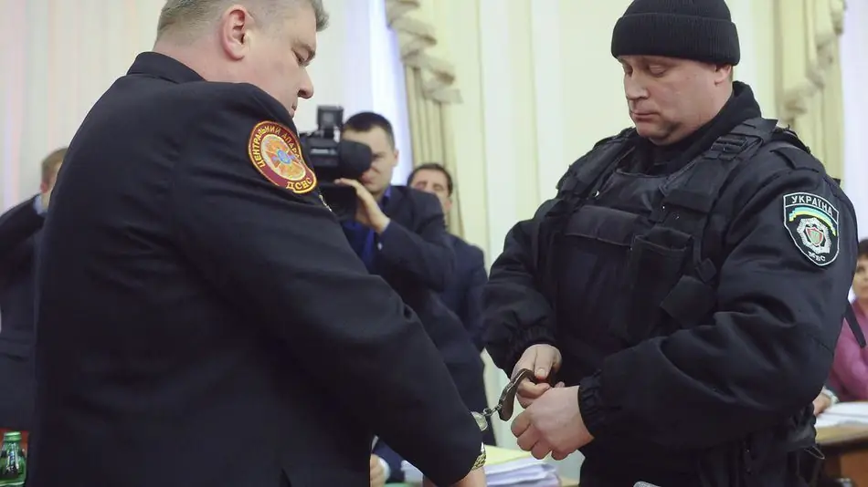 Драма, поскольку Украина арестовывает чиновников, подозреваемых в коррупции в прямом эфире