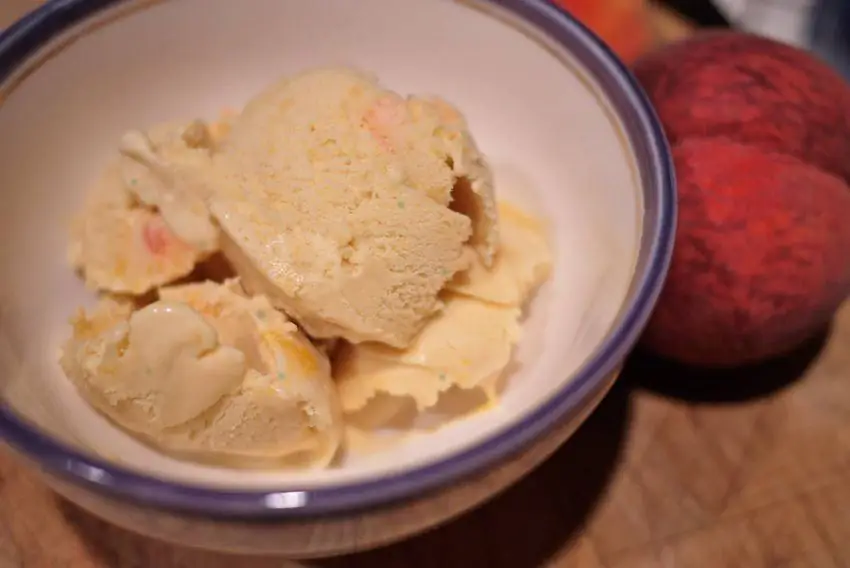 Выход: 2 кварты. Тед Сигел Ингредиенты: 16 жидких унций пюре из белого персика (рецепт следует) 6 яичных желтков 8 жидких унций жирных сливок 8 жидких унций молока 1 стакан сахара 1/4 пучка свежих листьев базилика Метод: 1. Смешать молоко, сливки и сахар и довести до кипения. Как только эта смесь закипит, выключите огонь, затем добавьте листья базилика и накройте кастрюлю. Разрешить базилик настаивать в течение 1-2 часов. 2. После заваривания листьев процедите смесь и выбросьте листья. Охладите смесь на бане с ледяной водой, накройте, храните и храните в холодильнике в течение ночи, чтобы аромат развился. 3. Когда вы будете готовы заморозить мороженое, добавьте персиковое пюре. Поместите смесь в контейнер с морозильной камерой для мороженого и охладите в соответствии с инструкциями производителя. Когда смесь замерзнет, поместите ее в морозильную камеру и дайте ей дозреть 4-8 часов. 4. Подавать с веточками свежего базилика. Для персикового пюре: 8-12 больших персиков или 12-16 средних и маленьких персиков 16 унций гранулированного сахара 1. Бланшировать персики в течение 15-20 секунд 2. Шокировать бланшированные персики в ледяной воде в течение 5-10 минут до полного охлаждения. 3. Очистить и нарезать охлажденные персики. 4. Расколоть и тушить с сахаром до очень мягкой и нежной вилки. 5. Размешайте смесь, пока она еще горячая. 6. Дайте полностью готовиться. 7. Все это можно сделать за 2-3 дня раньше времени и хранить в холодильнике или морозильной камере. Купленное в магазине пюре также подойдет. Шокировать бланшированные персики в ледяной воде в течение 5-10 минут до полного охлаждения. 3. Очистить и нарезать охлажденные персики. 4. Расколоть и тушить с сахаром до очень мягкой и нежной вилки. 5. Размешайте смесь, пока она еще горячая. 6. Дайте полностью готовиться. 7. Все это можно сделать за 2-3 дня раньше времени и хранить в холодильнике или морозильной камере. Купленное в магазине пюре также подойдет. Шокировать бланшированные персики в ледяной воде в течение 5-10 минут до полного охлаждения. 3. Очистить и нарезать охлажденные персики. 4. Расколоть и тушить с сахаром до очень мягкой и нежной вилки. 5. Размешайте смесь, пока она еще горячая. 6. Дайте полностью готовиться. 7. Все это можно сделать за 2-3 дня раньше времени и хранить в холодильнике или морозильной камере. Купленное в магазине пюре также подойдет