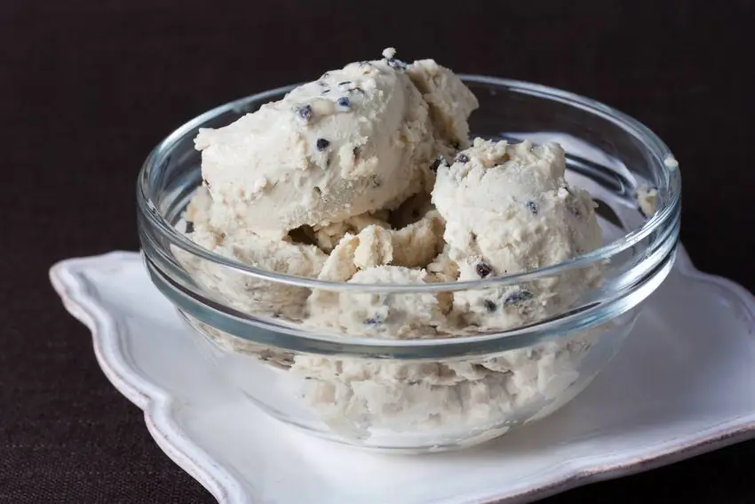 Выход: составляет 1 кварту основы. Дженни Маккой Ингредиенты: 6 больших яичных желтка 1 1-2 чашки цельного молока 1 1 2 чашки жирных сливок 1 чашка свежих листьев мяты перечной, стебли удалены 1 чайная ложка мелкой морской соли 1-2 чашки плюс 2 ложки сахарного песка, разделенных на 1-4 стакана какао-бобов. Метод: 1. Положите желтки в большую миску; отложите до готовности к использованию. 2. В средней кастрюле доведите до кипения молоко, сливки, мяту, соль и 1-4 стакана сахара. Выключите огонь и дайте настояться при комнатной температуре 15 минут; вернемся к бурному кипению. 3. Взбейте оставшийся сахар в миску с желтками до однородной массы. Мягко закалите желтки, медленно добавляя к ним желтые мятные сливки, постоянно взбивая. После полного перемешивания процедите смесь через мелкоячеистое сито в большую металлическую миску, сильно надавив на мяту, чтобы выпустить аромат. Поставьте миску с основой для мороженого на другую миску с ледяной водой и перемешайте до остывания. 4. Замораживайте смесь в машине для мороженого в соответствии с инструкциями производителя, пока мороженое не приобретет гладкую, мягкую текстуру. Добавьте какао-бобы и осторожно перемешайте. Хранить в морозильной камере в течение 4 часов перед подачей на стол