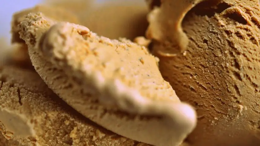 Выход: около 3 чашек. Мелани Андервуд Ингредиенты: 5 больших яичных желтка 3-4 стакана сахара 1 стакан жирных сливок 1 стакан молока 1-4 стакана жареного кофе в зернах, измельченный щепотка соли 1 ванильная фасоль, дробленая и царапанная 2 унции белого шоколада Мелко нарезанный метод: 1. Смешайте желтки и сахар в большой миске и взбивайте, пока светлый цвет не увеличится примерно вдвое. 2. Смешайте тяжелые сливки, молоко, кофейные зерна, соль и очищенную фасоль и доведите до кипения. Снять с огня, накрыть крышкой и настаивать 15 минут. Напряжение. 3. Вылейте сливки в яичную смесь, постоянно помешивая, пока не смешаете. 4. Поместите эту смесь в среднюю кастрюлю и готовьте на слабом огне, пока немного не загустеет. 5. Добавьте белый шоколад к кремовой смеси. 6. Залейте это через ситечко и поместите в ледяную баню до охлаждения. Заморозить в машине для мороженого