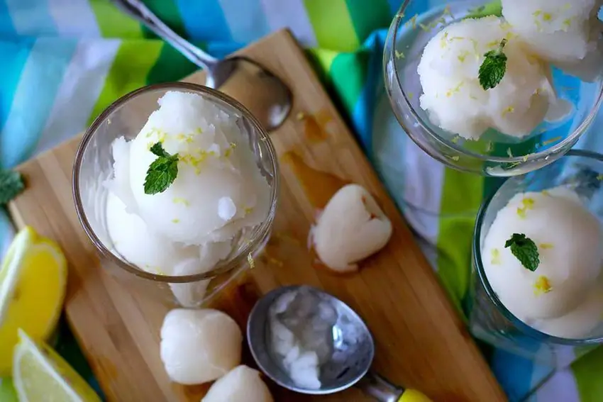 Выход: около 1 пинты. Мелани Андервуд Ингредиенты: 2 чашки воды, 1 чашка сахара. Сок и цедра из 2 свежих лимонов. 2 веточки лимонной вербены или лимонного тимьяна. 1/4 стакана джина. Метод: 1. Смешать воду, сахар, лимонный сок, цедру. и травы в кастрюле, довести до кипения, накрыть крышкой и тушить 10 минут. 2. Снимите с огня и дайте ему остыть. Напряжение. Добавьте джина. 3. Заморозить в машине для мороженого