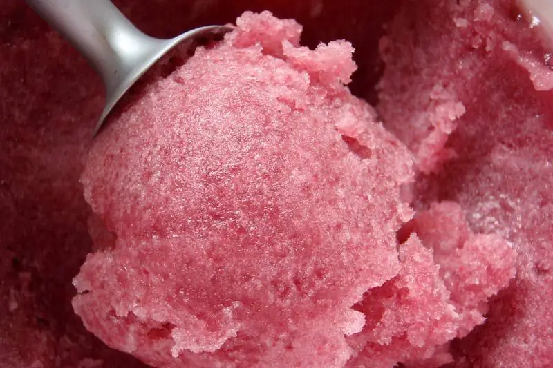 Выход: 1 литр. Мелани Андервуд Ингредиенты: 2 чашки воды, 1 чашка сахара, 1 чашка бордового цвета. Метод: 1. Смешать все ингредиенты в кастрюле, довести до кипения и варить 5 минут. Снять с огня и дать остыть. 2. Поместите в противень для холодной выпечки и поставьте в морозильную камеру (идеально подходит на ночь). 3. Извлеките из морозильника и вычистите смесь вилкой или очень быстро обработайте в кухонном комбайне 4. Положите обратно в морозильную камеру до готовности к подаче