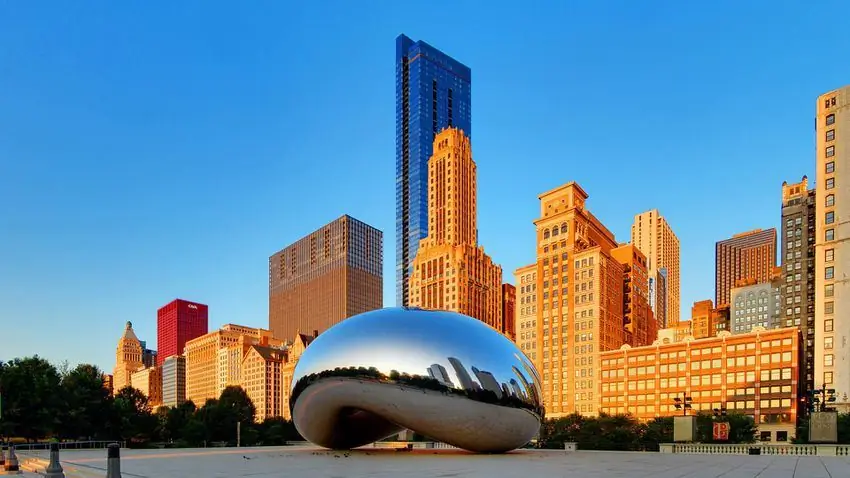 Парк Миллениум служит местом публичного творчества, домом для знаменитой светоотражающей скульптуры Облачных Ворот и витриной для постмодернистской архитектуры. Зимой посетители могут покататься на коньках, послушать музыкальные представления в театре Харрис или посетить Коронный фонтан