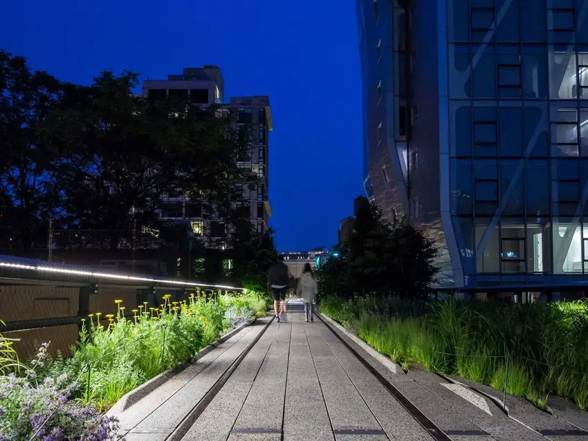 Этот общественный парк построен на исторической возвышенной грузовой железнодорожной линии над западной стороной Манхэттена. Парк длиной 1,45 мили с пышной зеленью, достаточным количеством сидячих мест и лаунджей, а также небольшими киосками с едой и магазинами