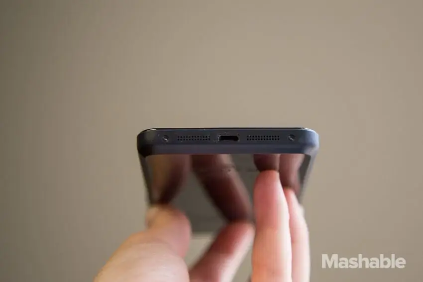 В нижней части телефона Fire расположен простой порт microUSB