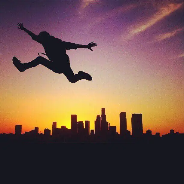 Приглашенный куратор Дэвид Гамбоа снимает удивительные #jumpstagram в уникальных настройках. «Съемка с очень низкого уровня, на уровне глаз и с высоты может изменить фотографию безумными способами», - говорит он. «Попробуйте некоторые из них и посмотрите, что я имею в виду»