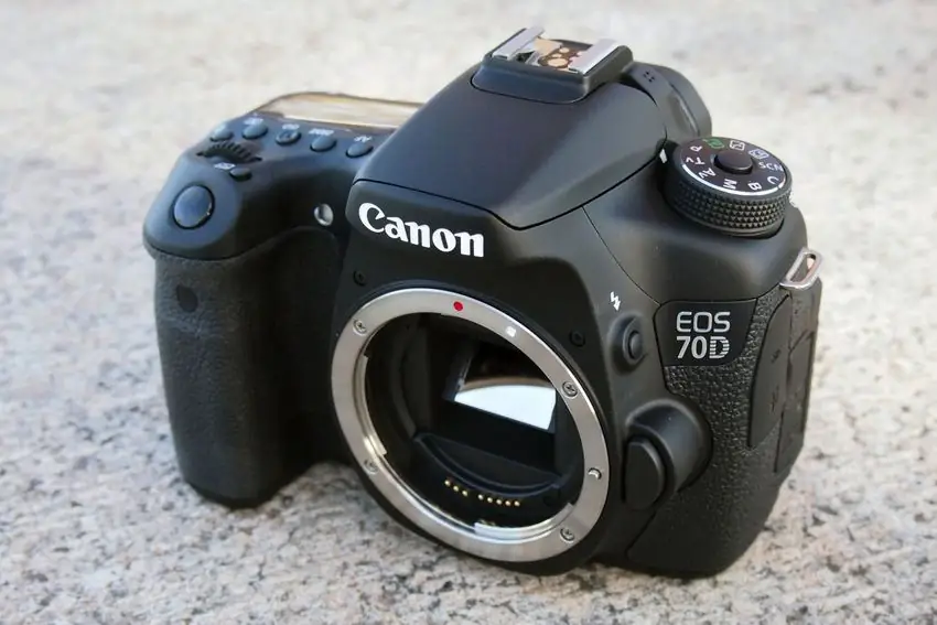 Внутри 70D абсолютно новый. Он имеет 20,2-мегапиксельную матрицу APS-C CMOS, более быструю автофокусировку благодаря технологии «Dual Pixel CMOS AF», немного более высокую непрерывную съемку (7 кадров в секунду), встроенный Wi-Fi и процессор изображений Digic 5+