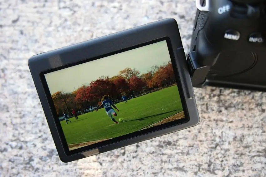 3-дюймовый (1,04 миллиона точек) ЖК-дисплей с переменным углом наклона теперь является сенсорным экраном, поддерживающим жесты с несколькими касаниями, такие как увеличение / уменьшение масштаба