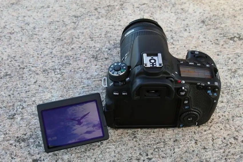 В отличие от многих цифровых зеркальных камер, экран 70D можно расположить практически под любым углом, чтобы уменьшить попадание прямых солнечных лучей. Он также отлично подходит для фотосъемки на малых и больших высотах, не говоря уже о удобной для записи видео