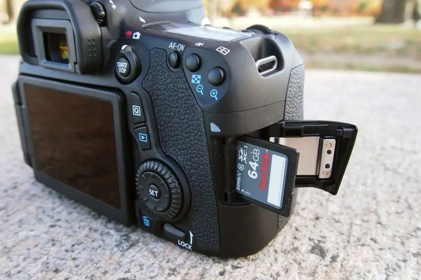 70D по-прежнему имеет только один слот для SD-карты. Слоты для двух SD-карт (как на Nikon D7000) были бы хороши