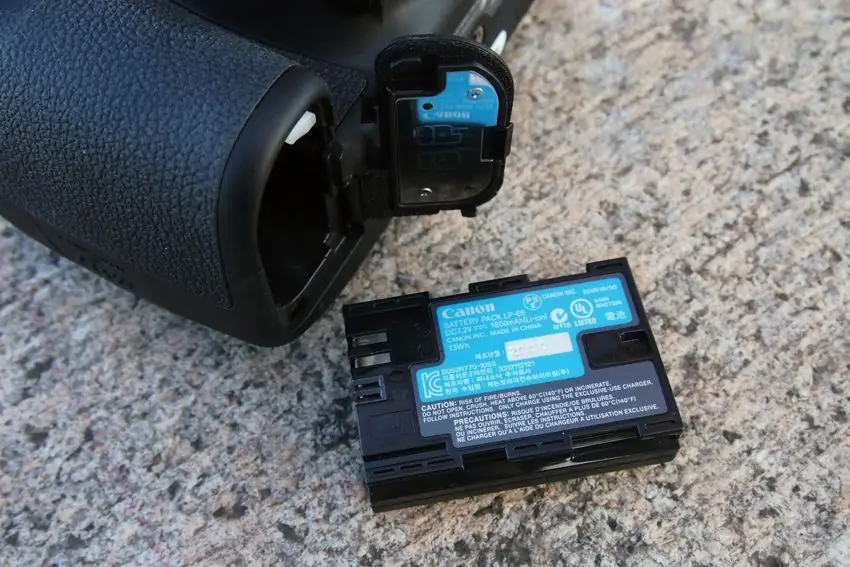 Батарея емкостью 1800 мАч рассчитана примерно на 900 снимков, что меньше, чем у 60D у 1100. Однако важно помнить, что 70D потребляет больше энергии для питания, чем Dual Pixel CMOS AF и Wi-Fi