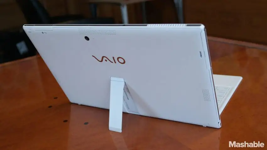 Подножка намного меньше, чем у Surface Pro, и ее можно отрегулировать под многие другие углы