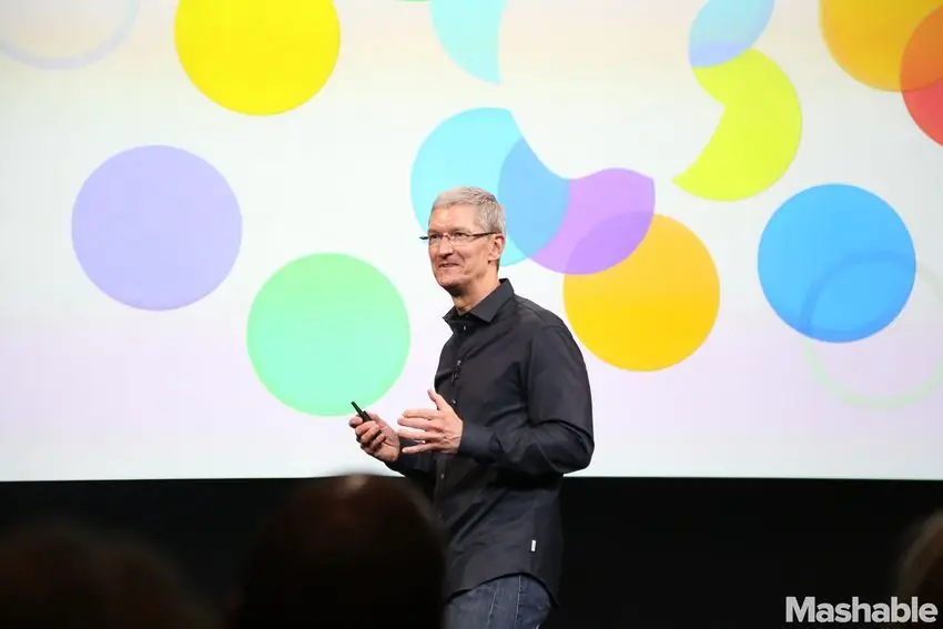 Генеральный директор Apple Тим Кук открывает мероприятие