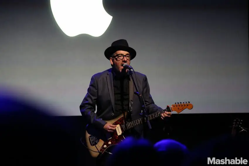 Музыкант сыграл свою новую песню «Tripwire»