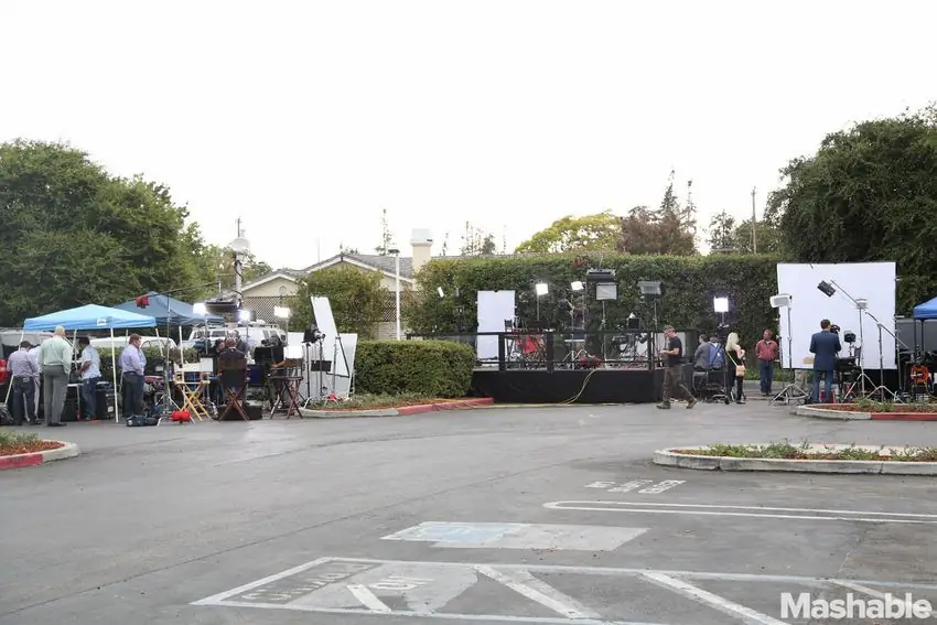 Представители прессы ожидают анонса продукта Apple за пределами штаб-квартиры компании в Купертино, штат Калифорния