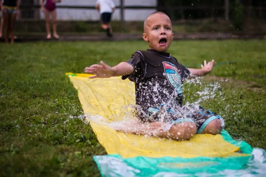Однажды, в не столь отдаленном будущем, мы объясним нашим пра-правнукам, как мы подвергали себя сильной боли, бросаясь на 3-футовый лист тонкого пластика. Это было очень весело, когда были спрятаны скала или шишка, или вода высохла