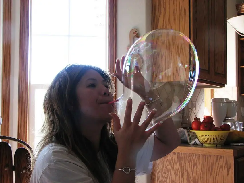 Детские дни рождения с 70-х по 90-е годы вызывали головную боль, но это не было пронзительным криком по прокату клоуна, который спровоцировал это. Оказывается, это были, вероятно, вредные пары, испускаемые пузырями из поливинилацетата, растворенного в ацетоне, через крошечную пластиковую соломинку