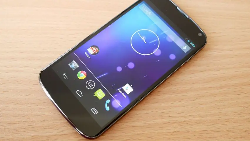 Потрясающе большой Nexus 4 - один из ветхих ветеранов в этом списке Android, но его процессор выше среднего и уникальные особенности сохранили его в игре с молодой кровью. Мы смогли запустить Nexus 4 за 14 часов до перезарядки - что-то неслыханное с точки зрения Android. Для некоторых пользователей это может быть достаточной причиной, чтобы попробовать. СМОТРИ ТАКЖЕ: Google Nexus 4: когда хорошо, то недостаточно хорошо