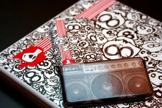 Для тех мам, которые не видят достаточно сияющих лиц своей семьи, они могут взять их с собой, куда бы они ни пошли, с индивидуальными чехлами для iPad и iPhone. У Walgreens есть отличный сервис фотопечати, который превращает ваши отпечатки в подарки, и любая мама будет любить фотографию своих детей, внуков или домашних животных на симпатичной обложке планшета. Если вы не хотите брать что-то локально, есть несколько вариантов онлайн, включая Gelaskins и Casetagram