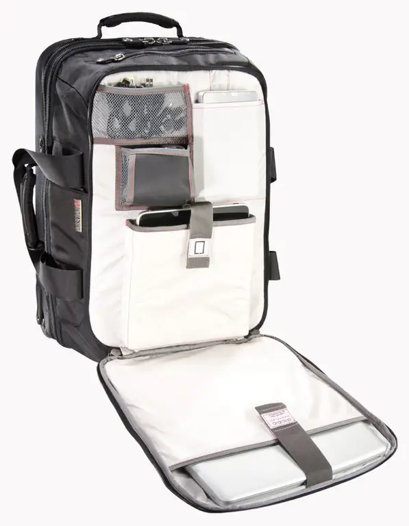 Если ваша мама много путешествует, она определенно испытывает боль, связанную с охраной в аэропорту с сумкой, полной гаджетов. У ECBC есть линия сумок, которые могут помочь, с откидной створкой для вашего ноутбука. Это хорошая альтернатива тому, чтобы вытащить свой ноутбук и одновременно снять обувь и убедиться, что все жидкости достаточно маленькие. В пакетиках ECBC также есть портативное зарядное устройство, которое позволяет вам слить все гаджеты, сидя в терминале. Это отличный способ поддержать твою путешествующую маму во время поездки