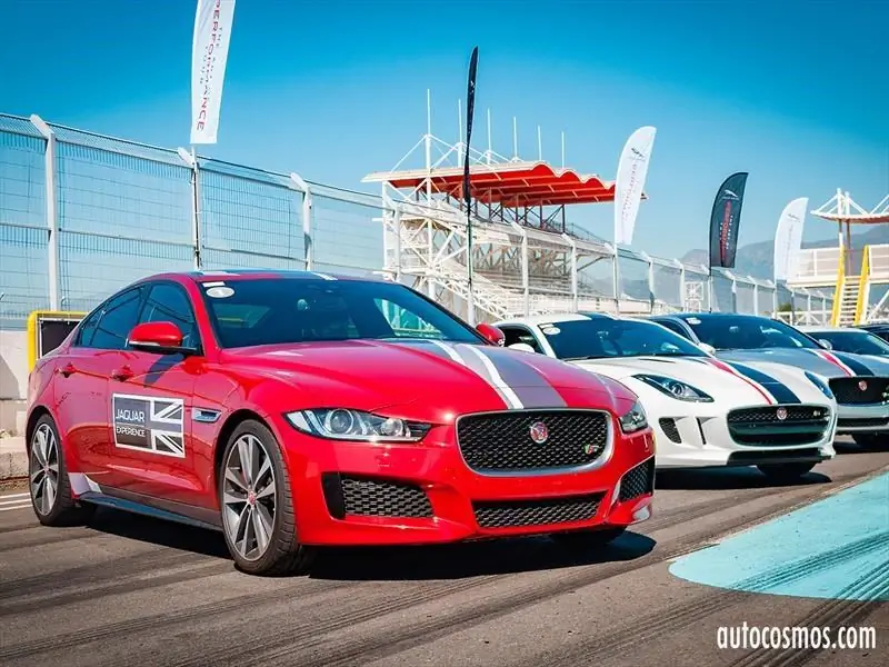 Jaguar разминается на автодроме Кодегуа