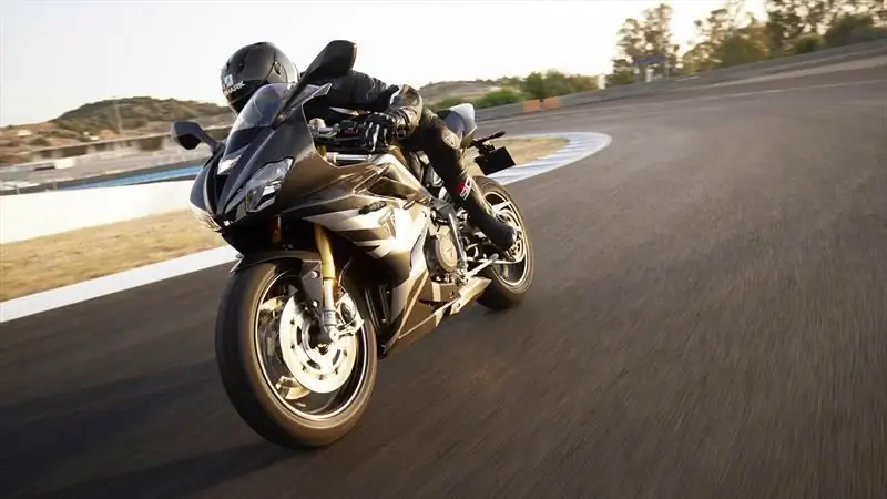 Triumph возвращается в суперспорт с Daytona Moto2 765 ограниченной сборки